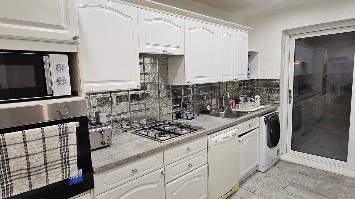Heath House | Spacious & Modern 2-bed House in Dagenham