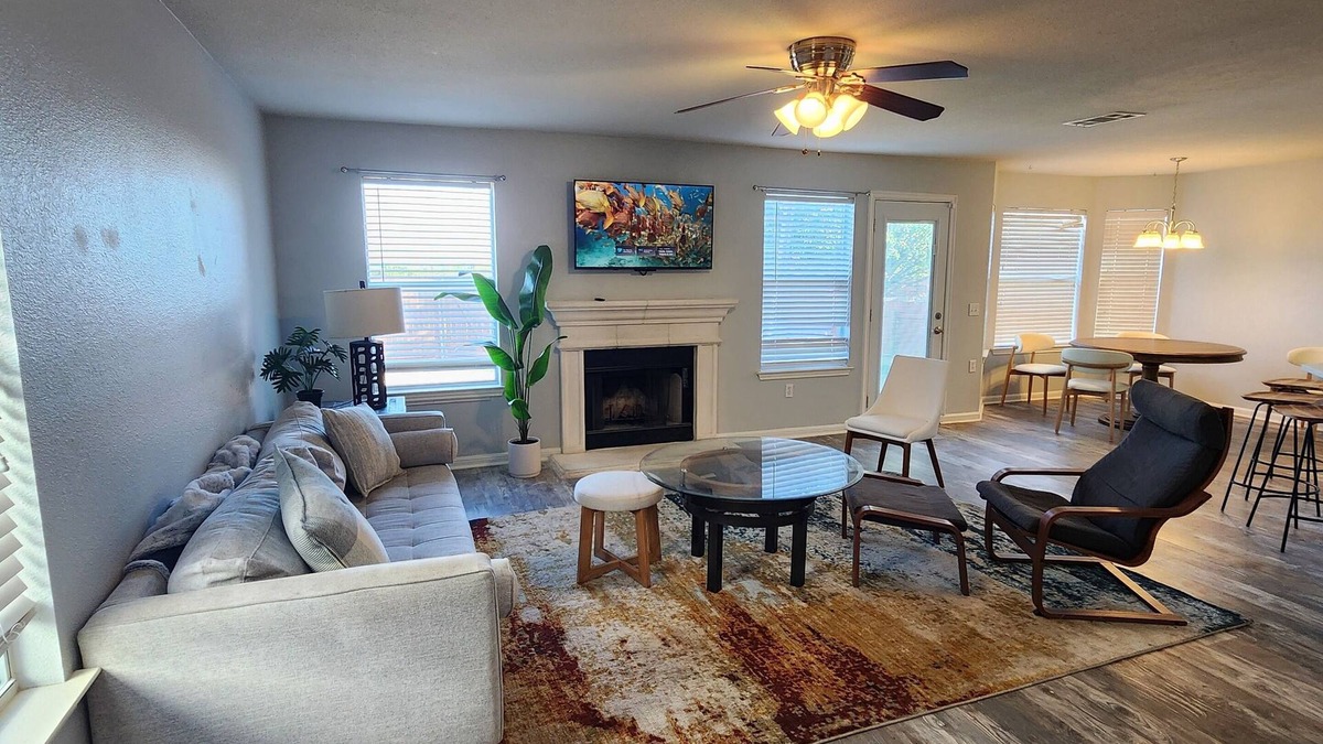 East MLK House | Spacious Modern 3BR w/Office w/Bed Central ATX