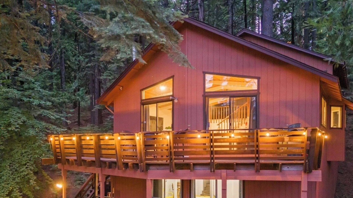 Dorrington Ski Chalet | Spacious modern chalet w/fire pit, BBQ, games, ping pong - 5 min from Big Trees!