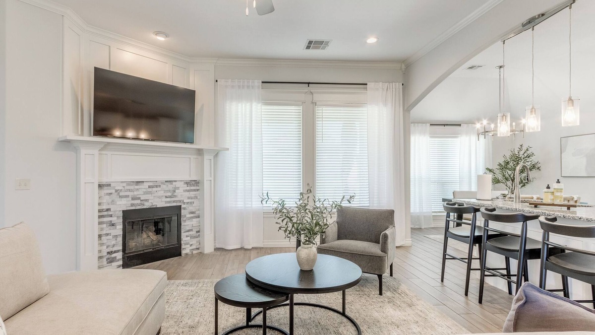 Moore House | Spacious Modern Comfort | Fabulous 15th!