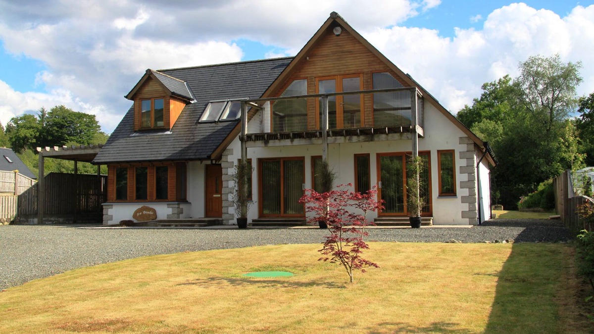 Dalmally House | Spacious Modern Family House with Mountain Views.