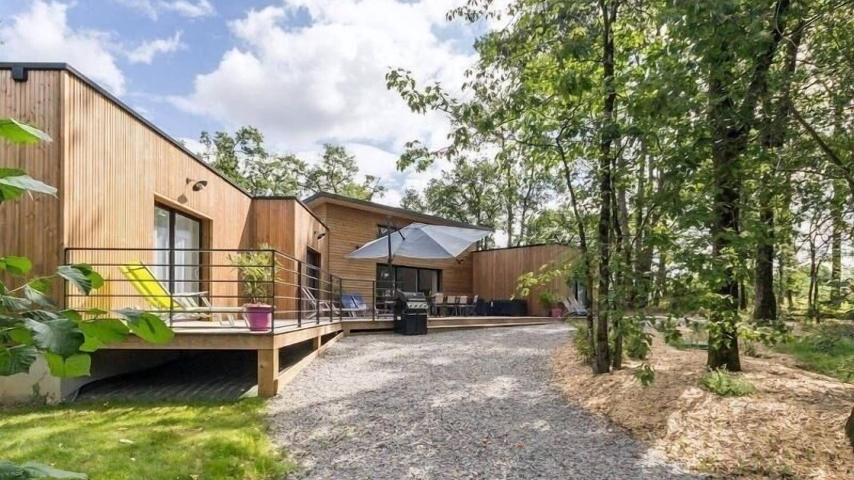 Port-Saint-Pere Cottage | Spacious Modern Wooden House with Large Park, Terrace, and Game Amenities
