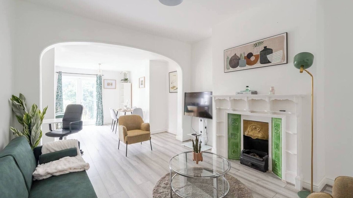 Croham Apartment | Spacious modern apartment in South Croydon