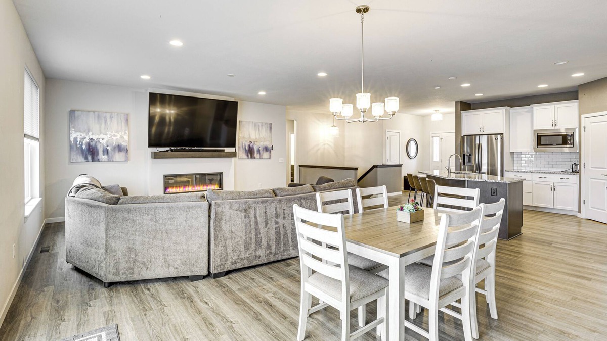 Hanover House | Spacious & Modern Home w/Deck in Oregon!
