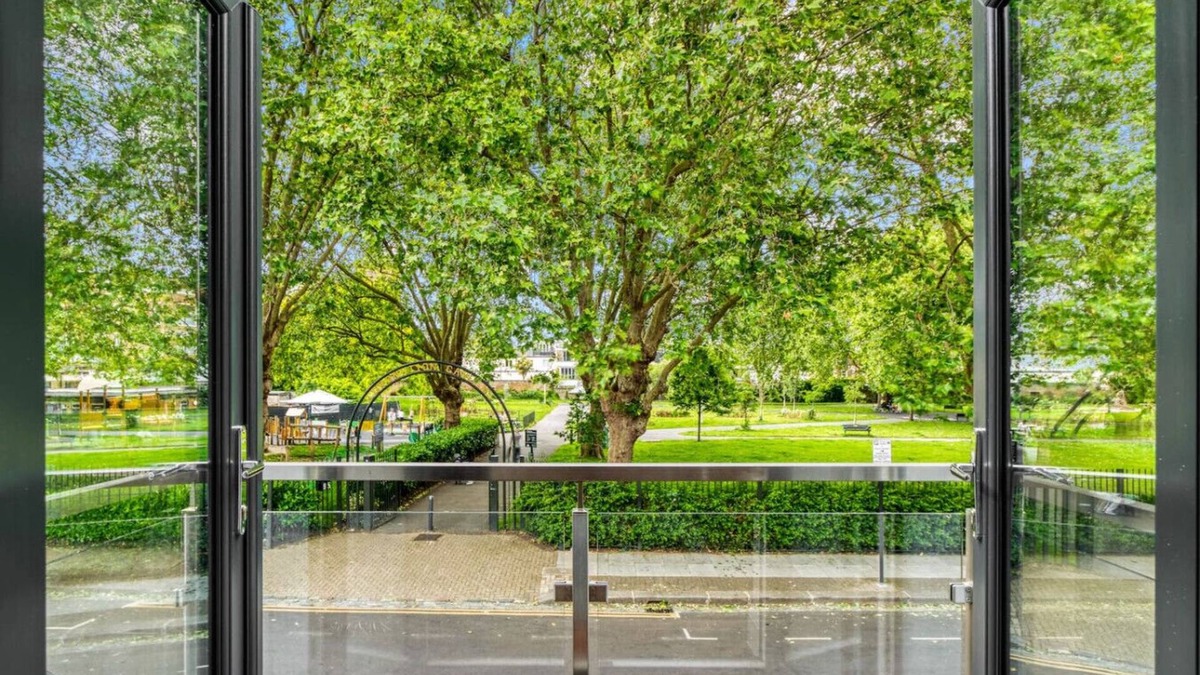 Southfields House | Spacious Modern House 3BR 3BA Balcony Park View