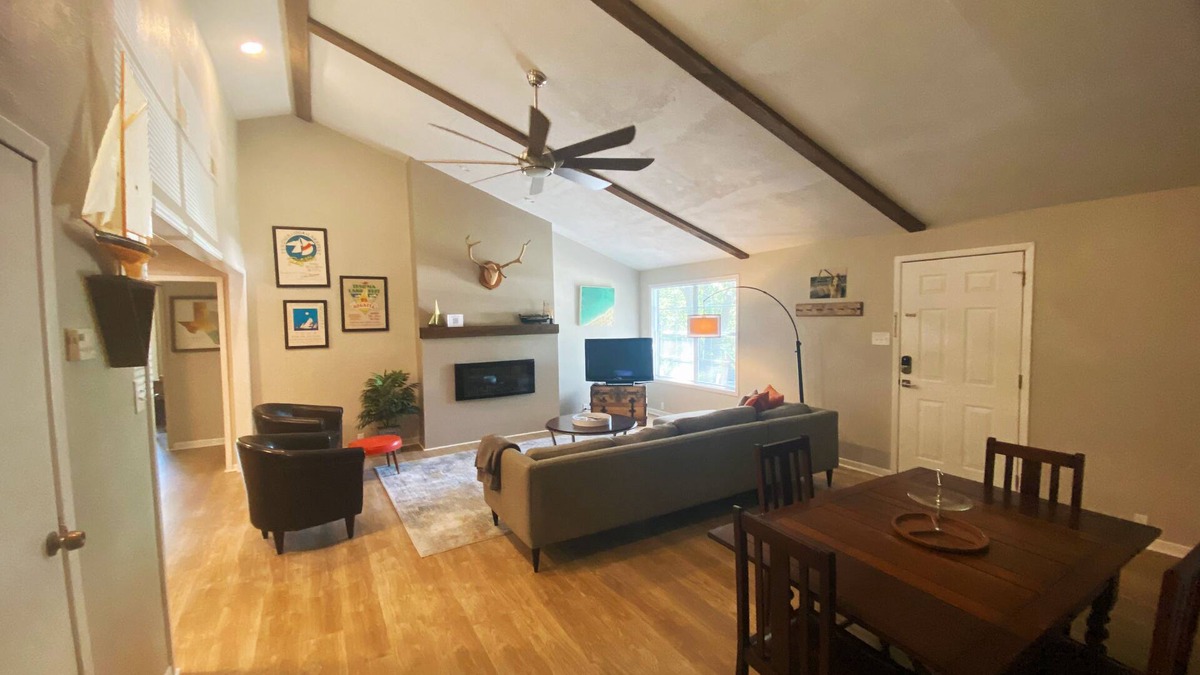 Gordonville House | Spacious Modern Lake Retreat w/Deck! Only a short Walk to Swimming and Fishing!