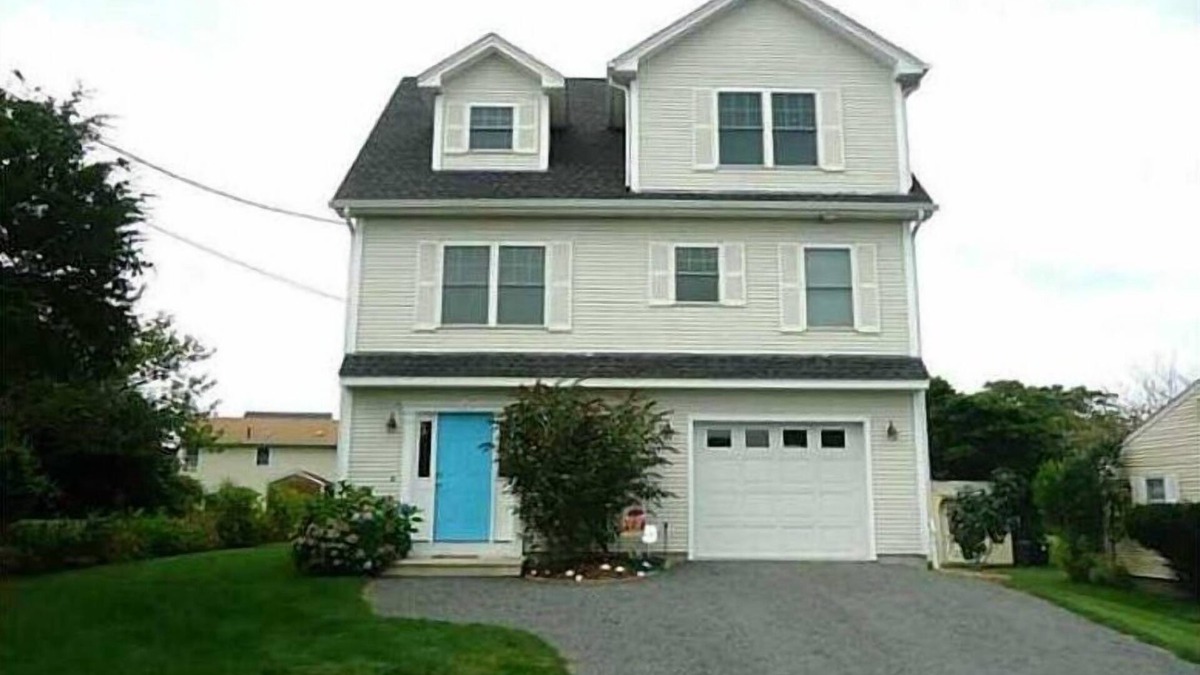 Narragansett House | Spacious MODERN Narragansett Beach House with Water Views & Great Guest Reviews!