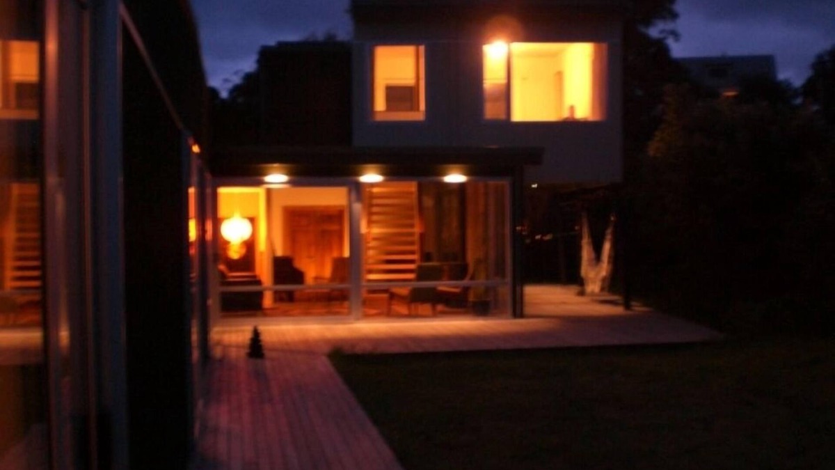 Raumati South House | Spacious! Modern! Funky! Relax in retro style! Walk to beach & 2 cute villages!