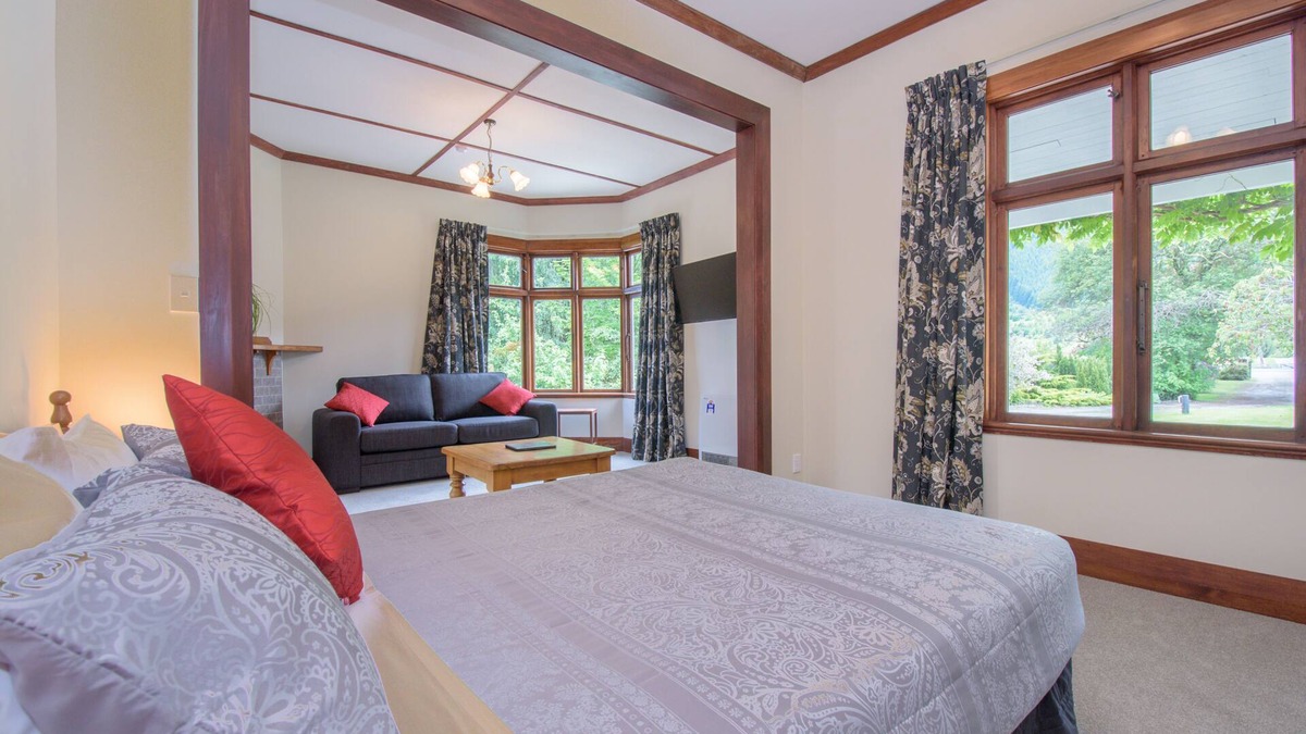 Speargrass Flat Apartment | Spacious, Modern Studio Apartment below Coronet Peak