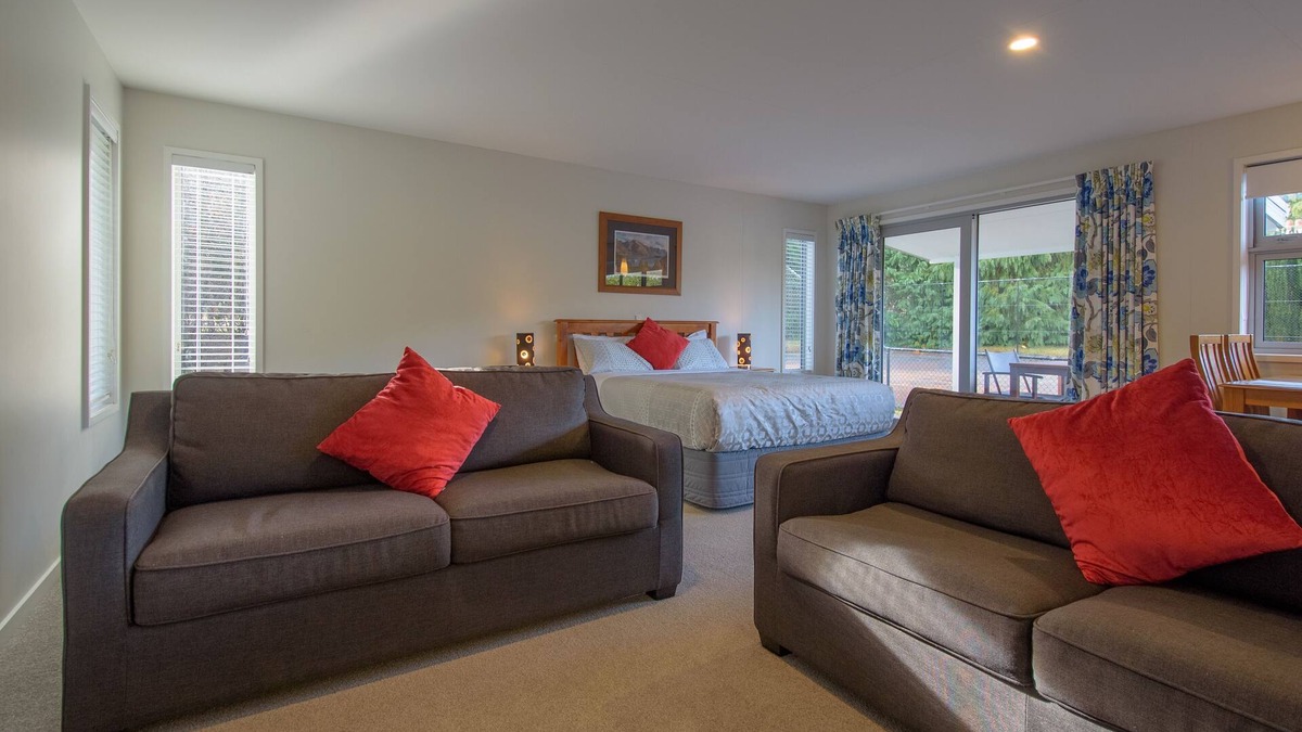 Speargrass Flat Apartment | Spacious, Modern Studio Apartment below Coronet Peak