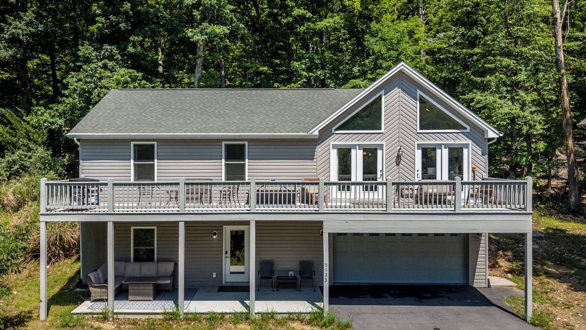 Massanutten House | Spacious Modern Retreat w/Game Room, Huge Deck & Resort Access in Massanutten