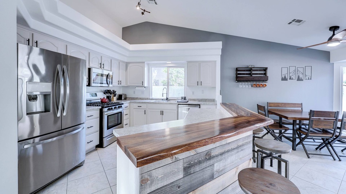 Enterprise House | Spacious Modern/Rustic Home, Minutes from Las Vegas Strip!