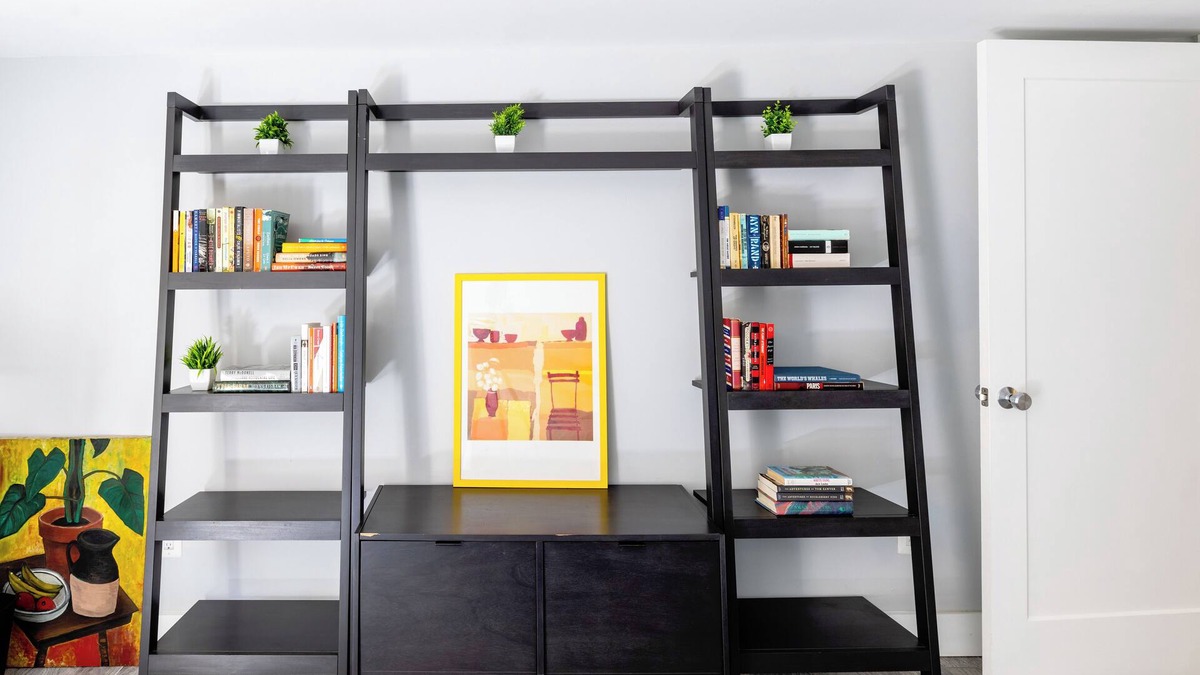 Barney Circle House | Spacious & Modern Suite by Metro in Capitol Hill