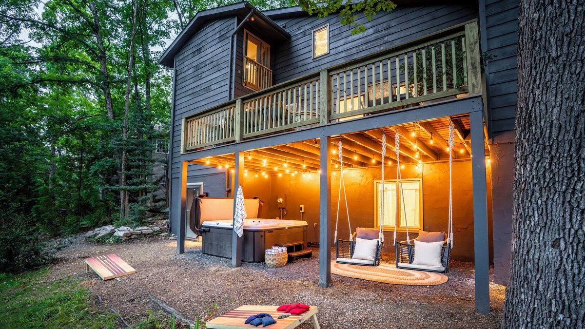 Massanutten House | Spacious & Modern Treehouse Family Retreat - 5 Bd-Game Room-Hot Tub-Fire Pit