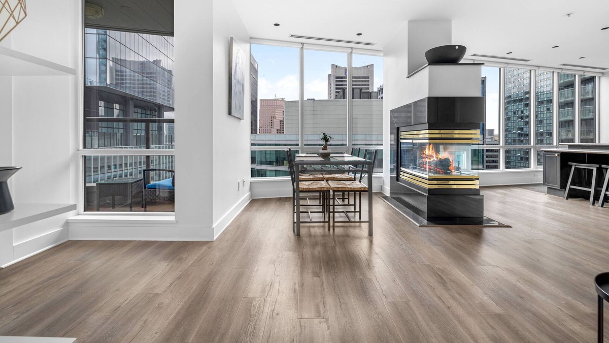 Coal Harbour Condo | Spacious, modern TOP FLOOR condo downtown w/ balcony + views!