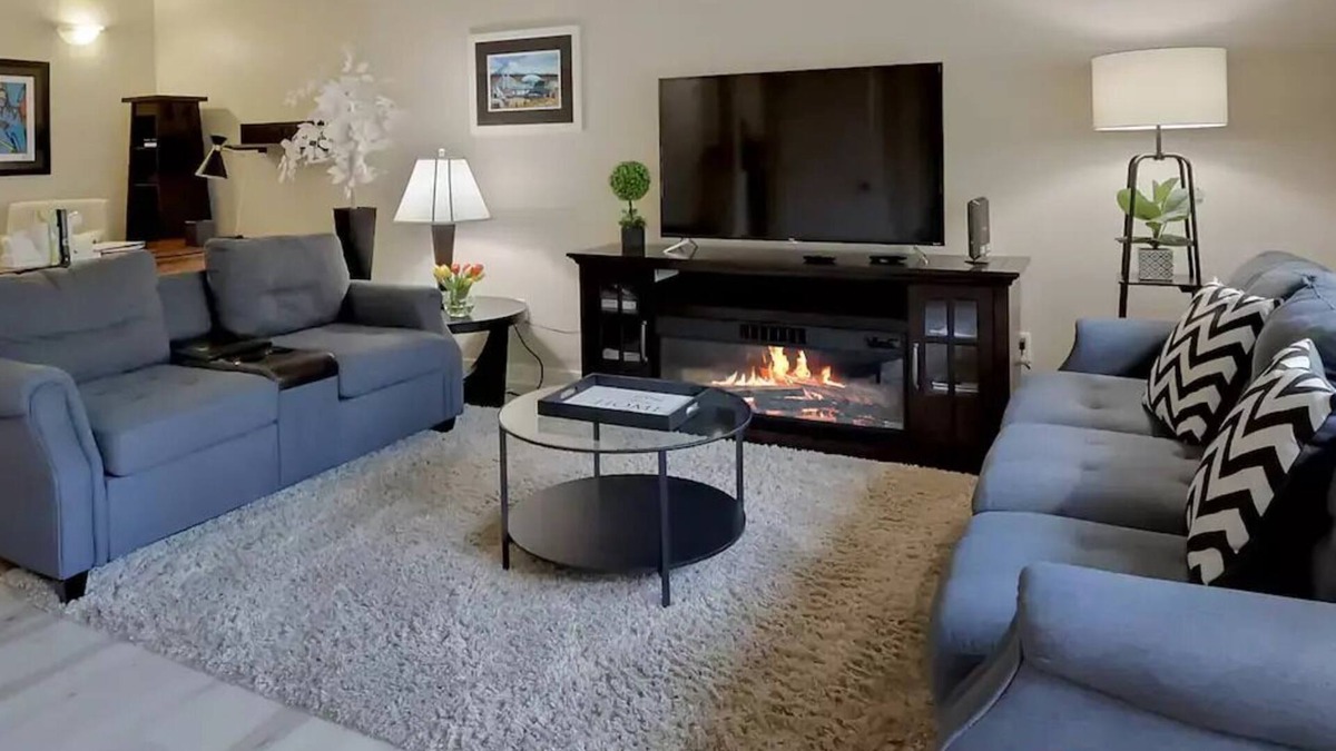 Puyallup House | Spacious Modern Townhouse Centrally located with private backyard + park.
