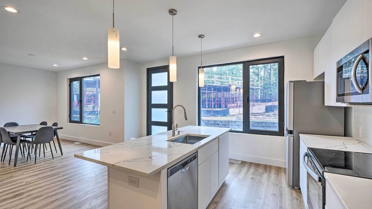 Durham House | Spacious & Modern Townhome 6 Mi to Duke!