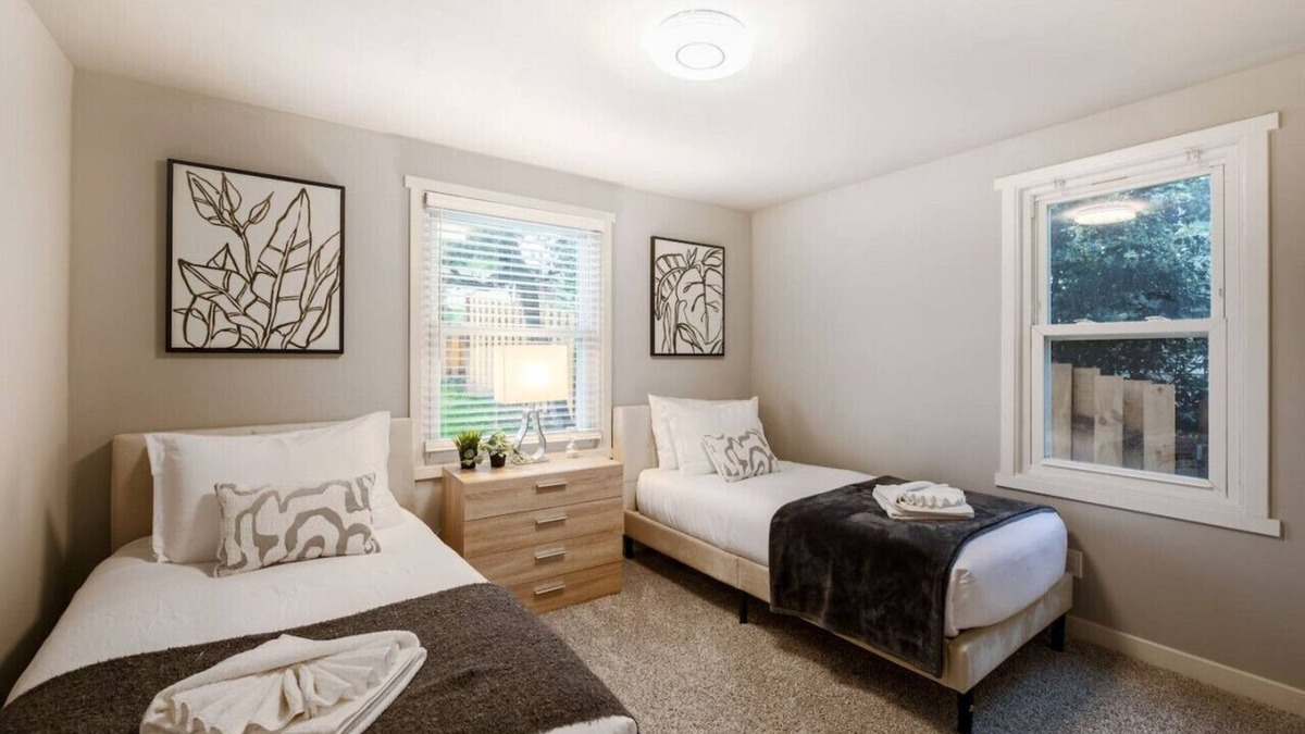 Bryn Mawr-Skyway House | Spacious/Modern Upper Unit, 3BR 2BA, Near Airport