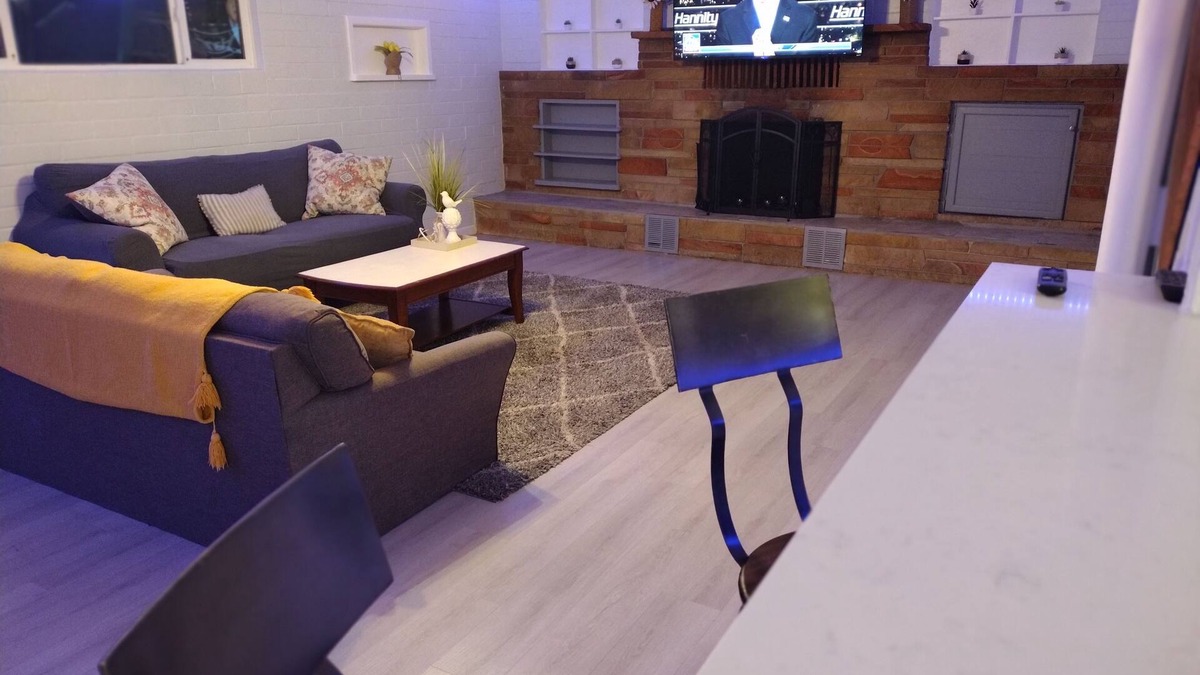 Citrus Heights House | Spacious Modern 3bd 2bath/70" 4K LED TV & Firepit with outdoor seating for 10!