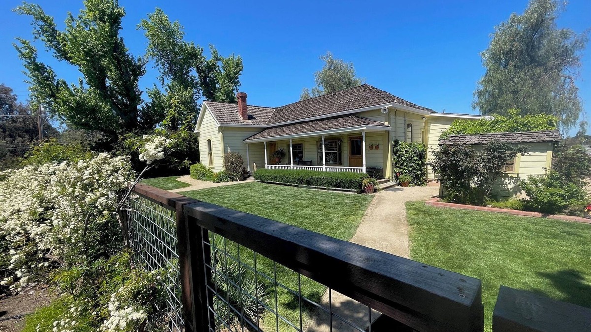 Oakley House | Spacious modernized 5-bedroom farmhouse on vineyard