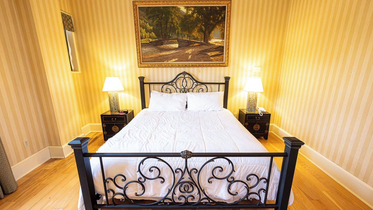 Shawnee On Delaware Hotel | Spacious Mountain Retreat | Ideal Room for a Calm & Scenic Getaway