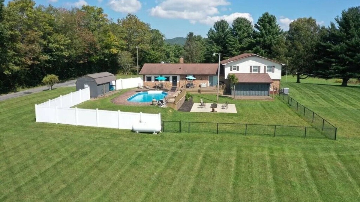 Sugar Grove House | Spacious Mountain Retreat – Sleeps 12 – Pool, Hot Tub, Peaceful & Beautiful!