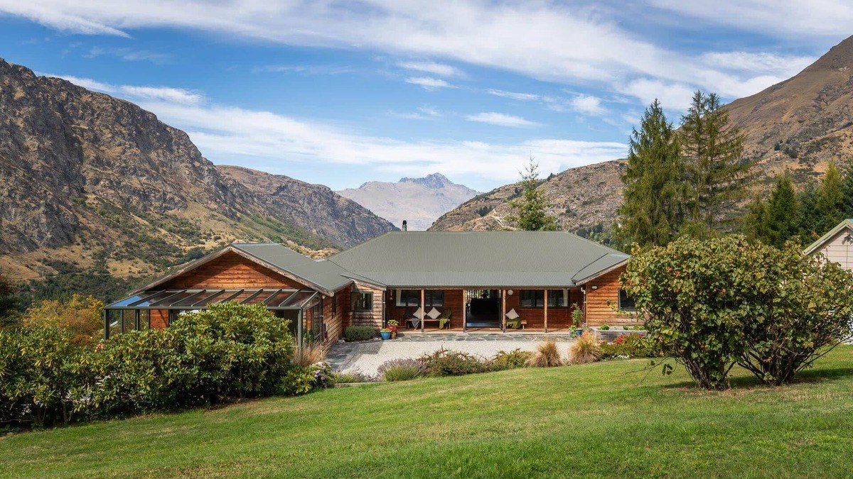 Arthur's Point House | Spacious Mountain View Home Close To Coronet Peak