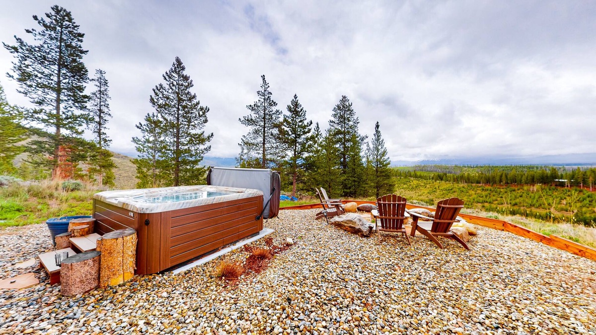 Granby House | Spacious mountain view home with gas fireplace, hot tub, & balcony