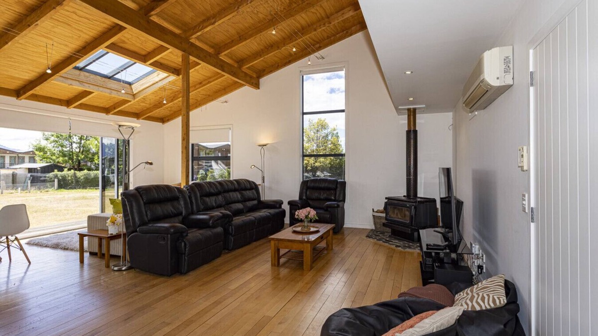 Wanaka Apartment | Spacious Mountain View Manor with Sauna