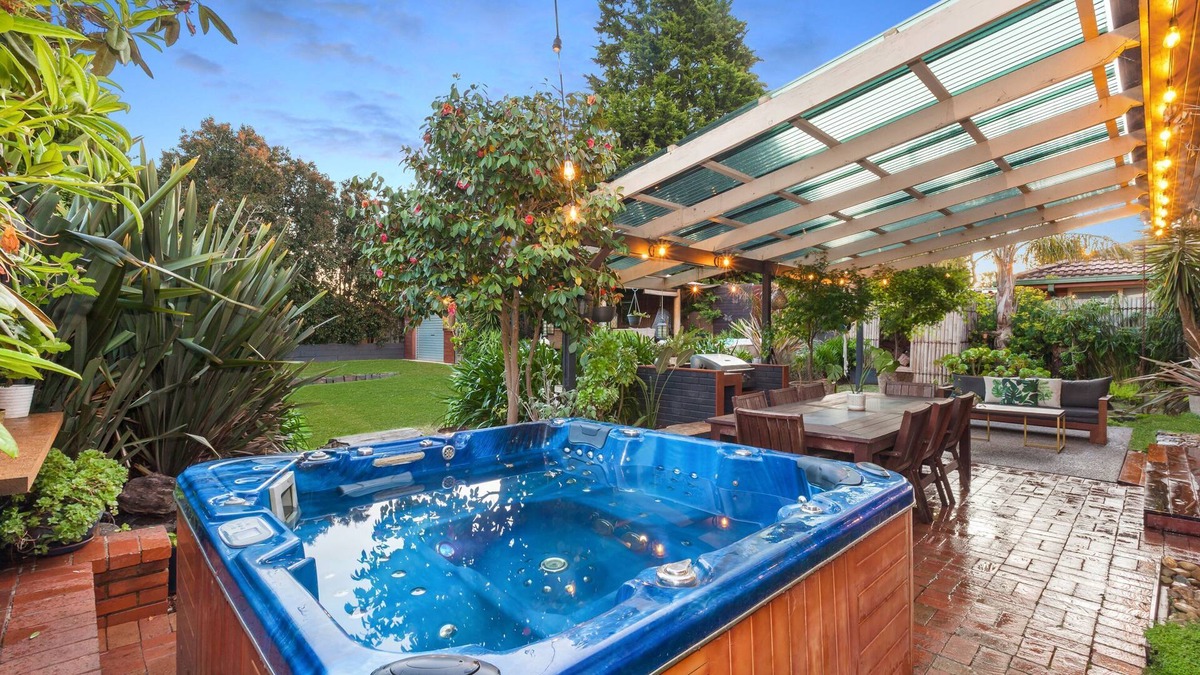 Wallan House | Spacious Mud Brick Retreat - Gateway to Adventure!