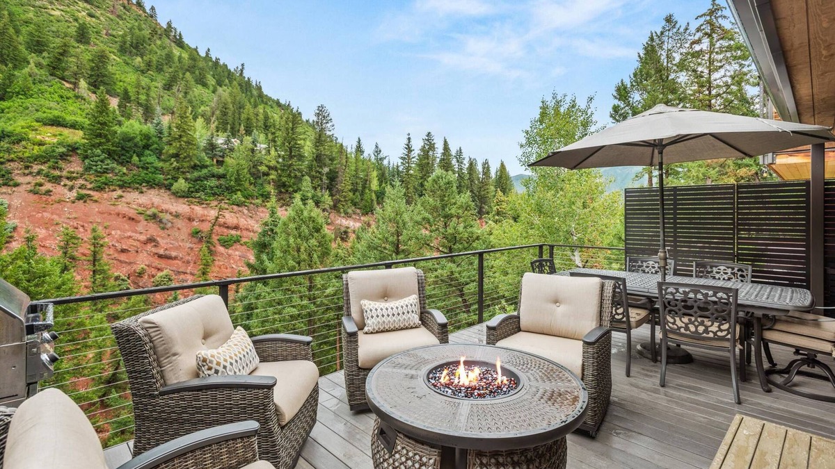 Aspen Condo | Spacious Multi-Level Townhome in Mountain View with Gas Fireplace, Grill, Parking, & Large Patio!