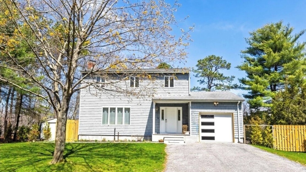 Riverhead House | Spacious multiples bedroom house in enchanting Calverton with WiFi, AC