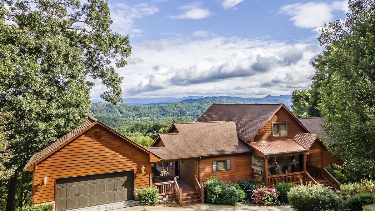 Murphy Cabin | Spacious Murphy Cabin w/Game Rooms + Mtn Views!