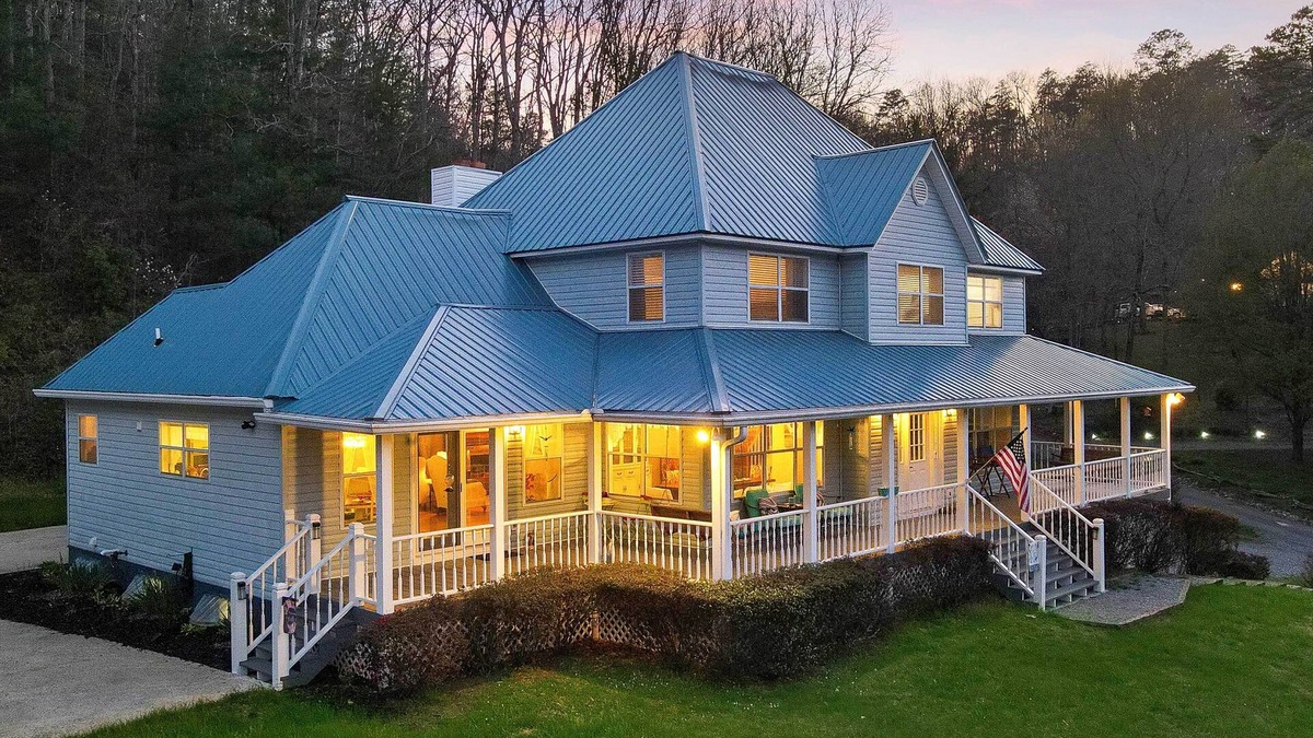 Murphy House | Spacious Murphy Home w/Game Room + Fire Pit!