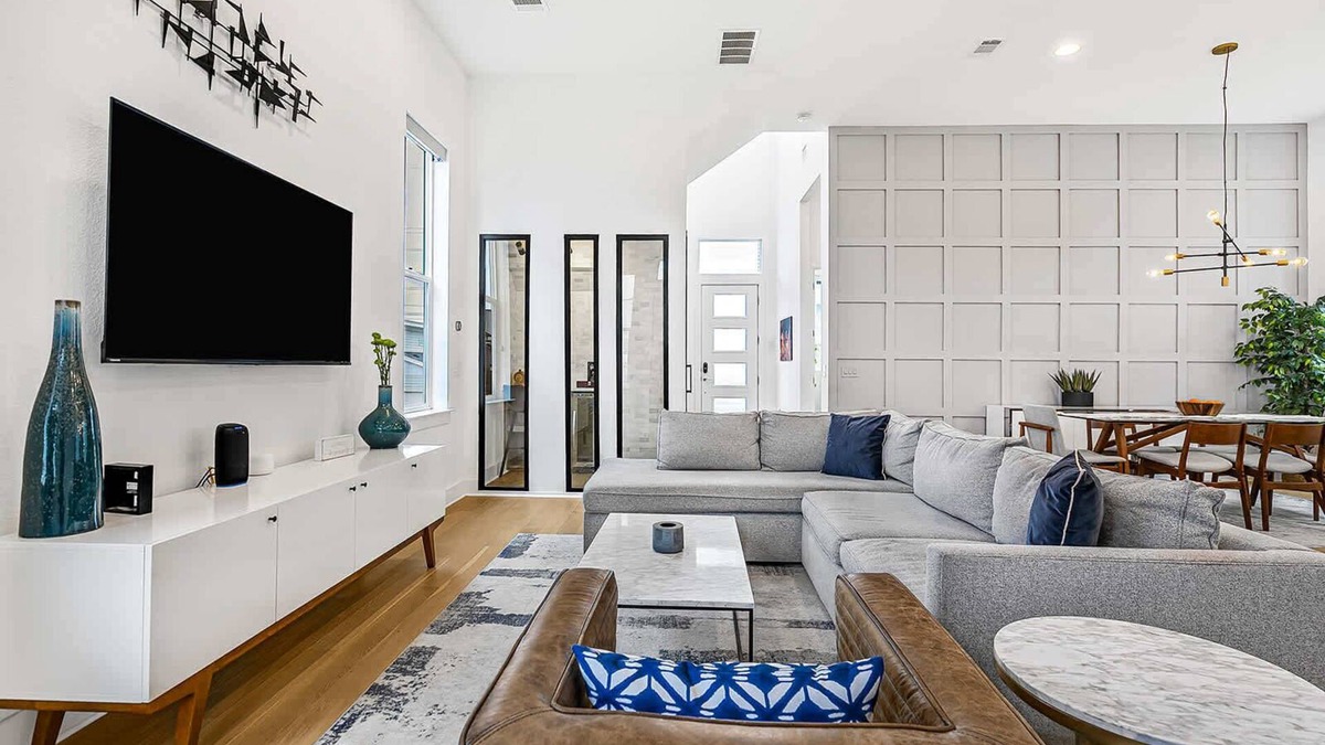 Austin House | Spacious, Near Downtown & Mueller - Urban Elegance