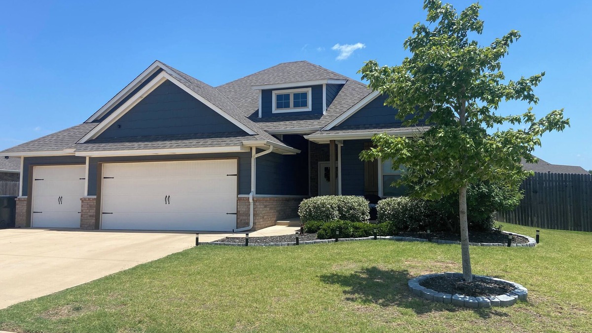 Norman House | Spacious new 4-bedroom house with jetted tub, large backyard and outdoor TV