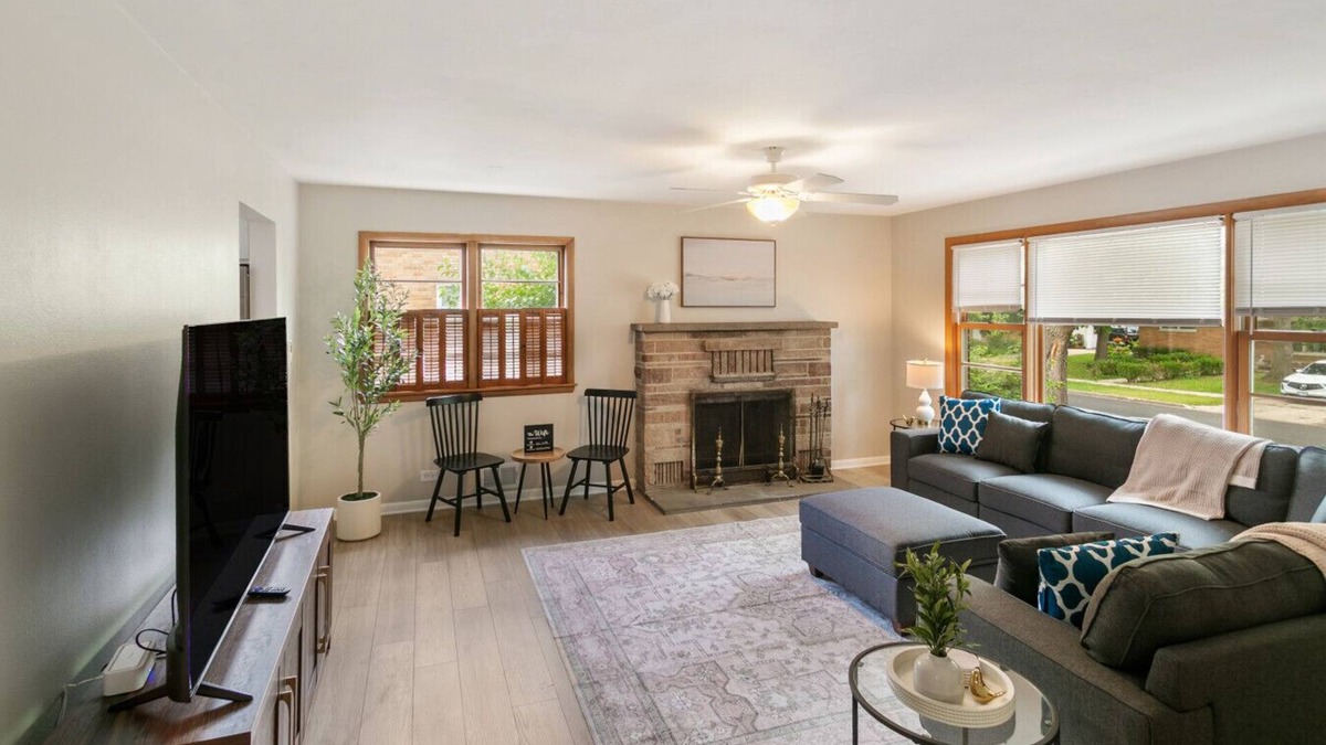 Waukegan Apartment | Spacious New 5 Bed Family Retreat Near Naval Base!