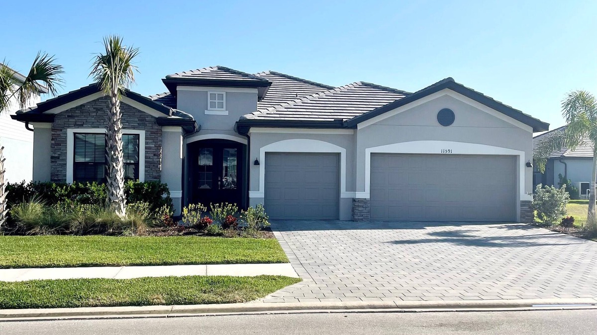 Gateway House | Spacious NEW house with Pool and Spa