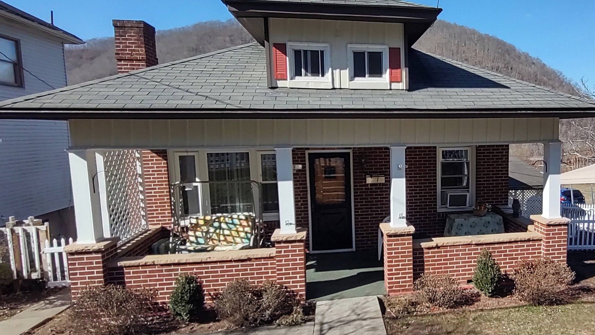 Bellepoint Apartment | Spacious New River View, fenced yard, pets welcome, sleeps 5 adults.