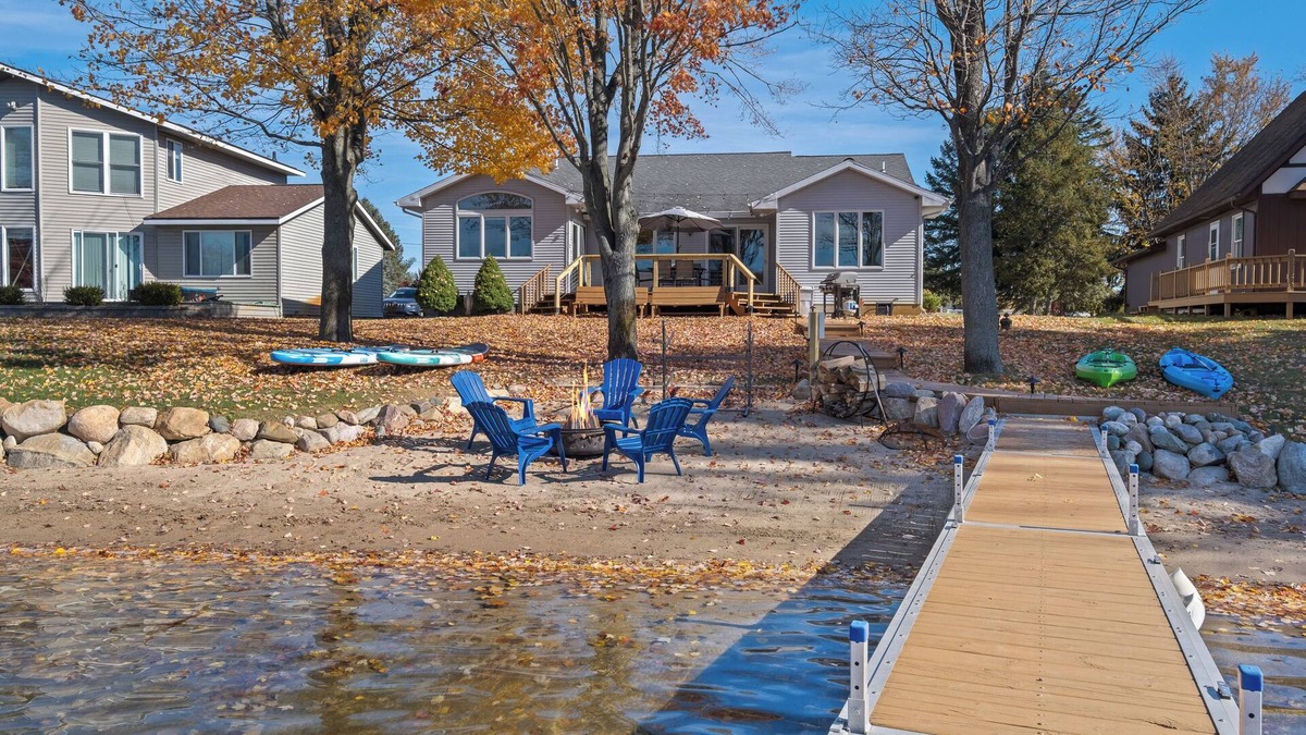 Canadian Lakes House | Spacious, newly furnished 4-bedroom beachfront house in Canadian Lakes