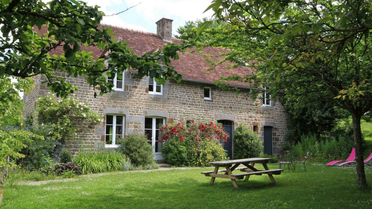 Les Monts-d'Andaine Cottage | Spacious Normandy Getaway: 6-Bedroom Home with All Amenities, Large Garden, EV Charging, Pet Friendly