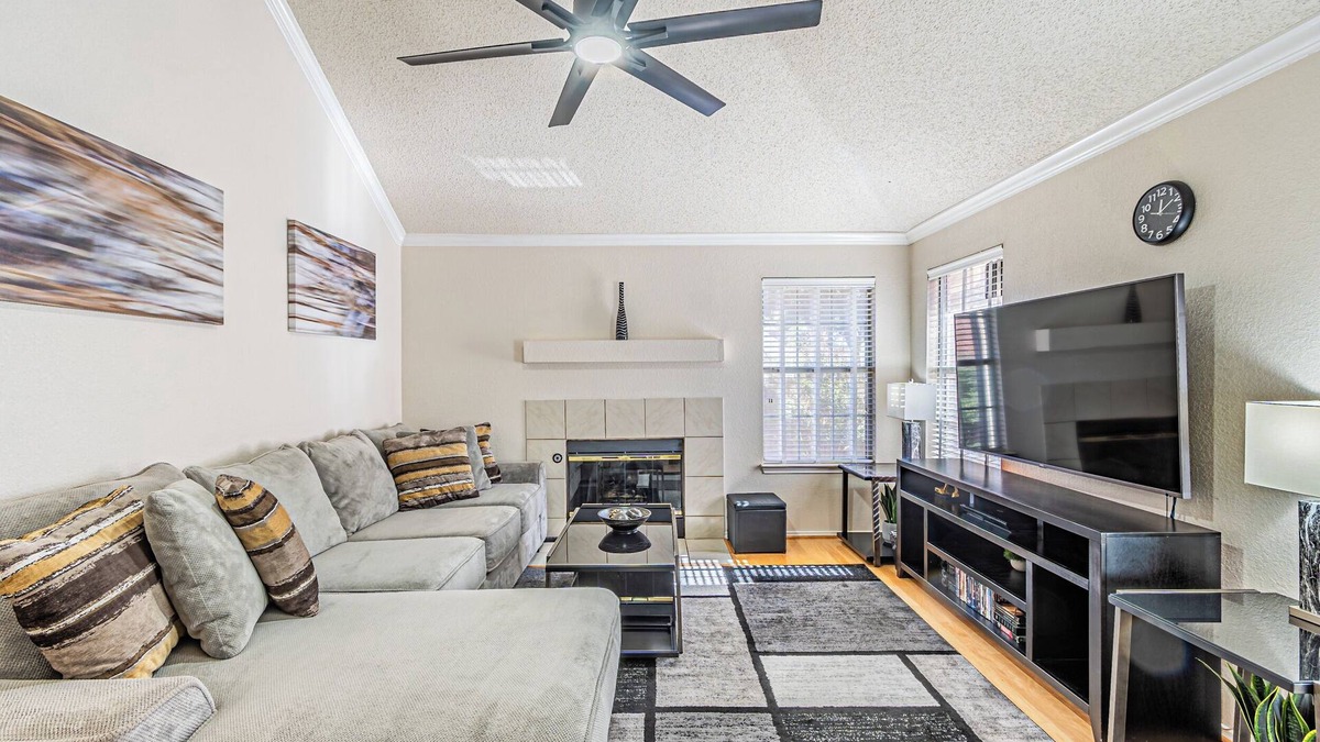 Far North Dallas House | Spacious North Dallas Home with 2 Living Areas – Great for Work and Relaxation