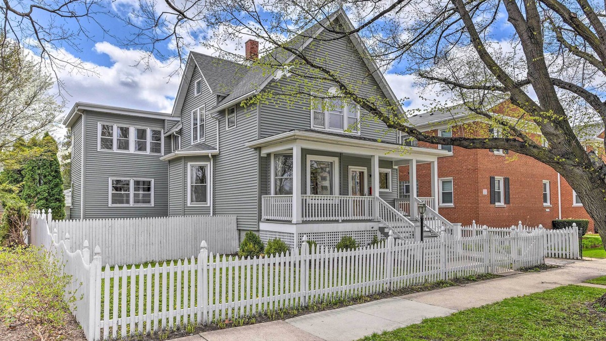 Oak Park House | Spacious Oak Park Home, 11 Mi to Downtown Chicago!