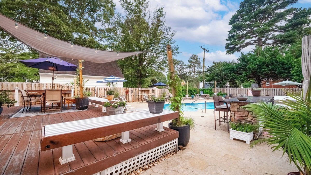Richmond House | Spacious Oasis on Monument | Incredible Backyard
