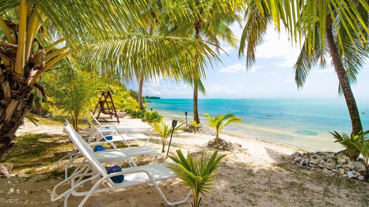 Breakers House | Spacious Oceanfront Cottage w/Huge Screened Porch, Kayaks & Snorkeling Gear!