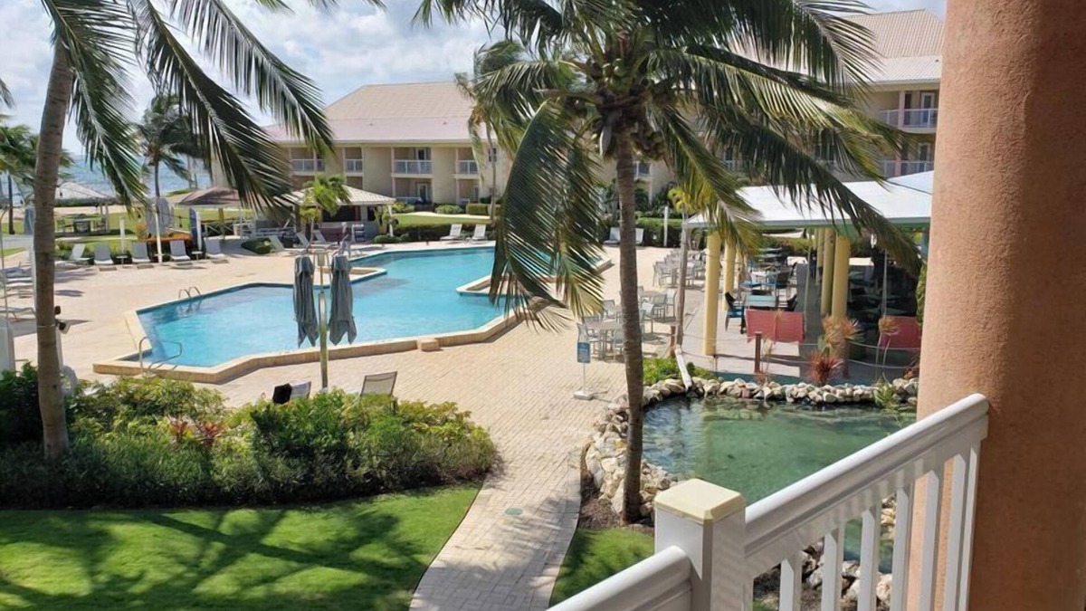 Crystal Harbour Apartment | Spacious Oceanfront Studio, Ideal for Couples Near 7 Mile Beach