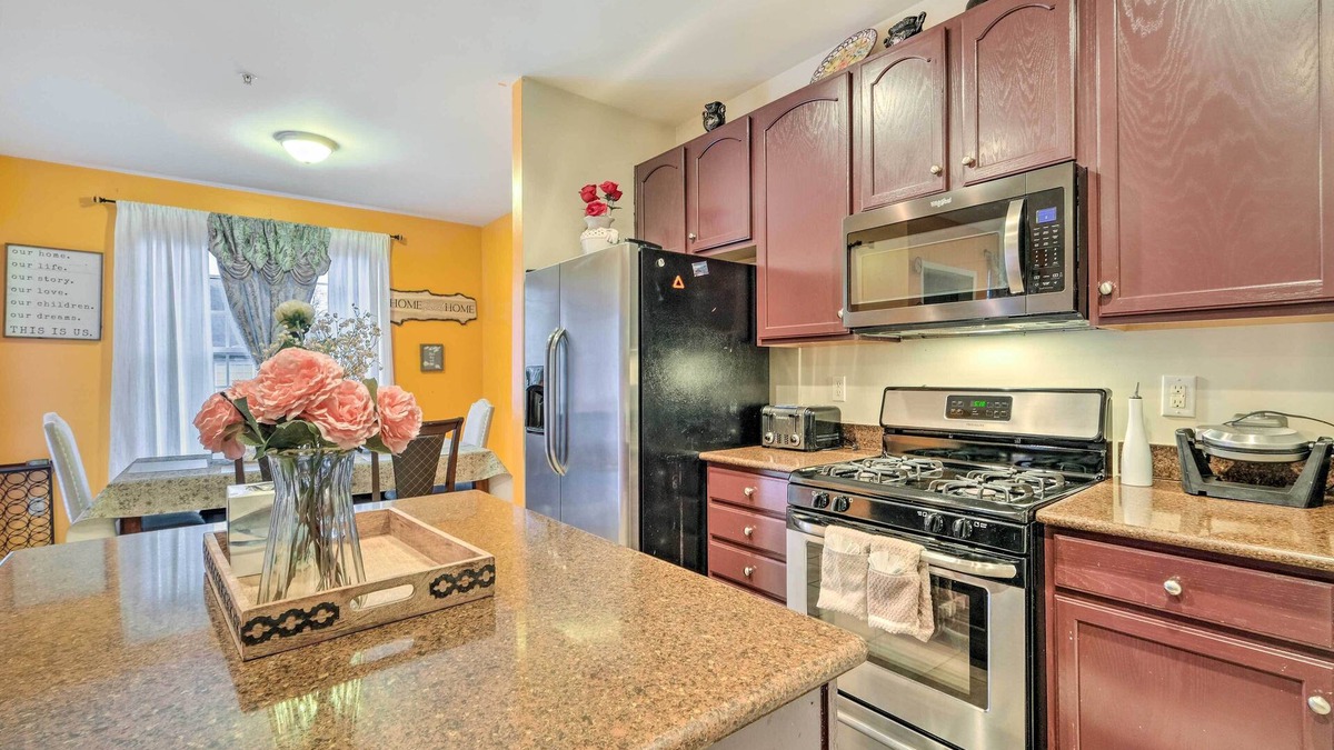 Odenton House | Spacious Odenton Townhome: 21 Mi to Baltimore