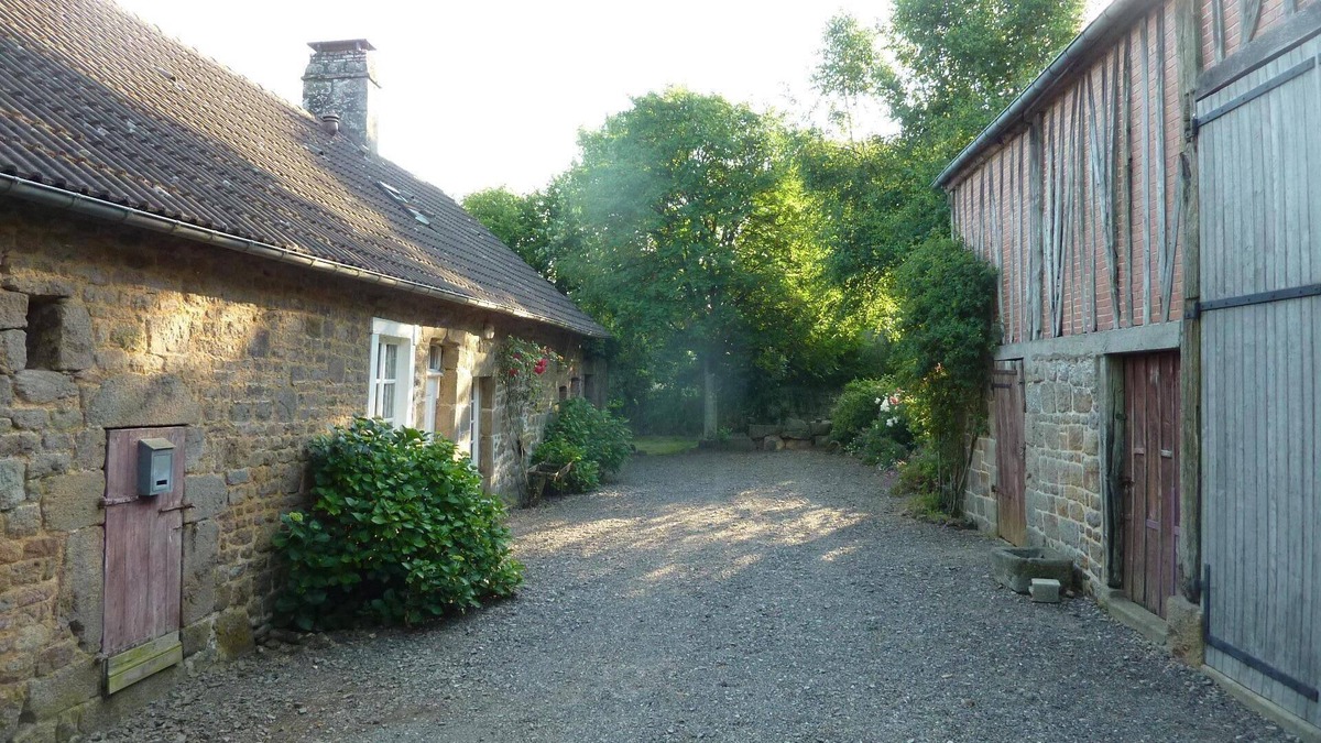 Carrouges Cottage | Spacious Old Cottage with Play Barn and view of Chateau in Normandy Countryside