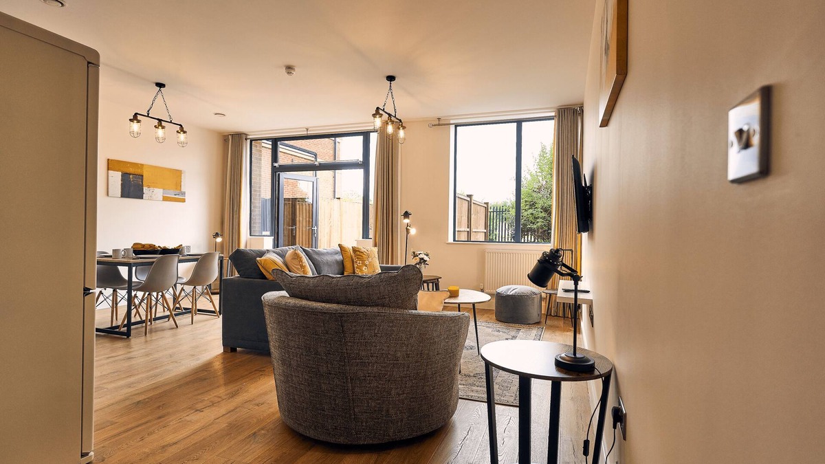 Hungerford Apartment | Spacious One Bedroom Apartment with Terraced Patio