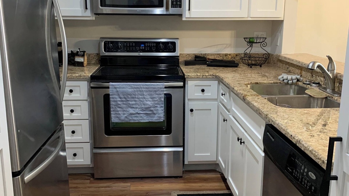 Gilroy Apartment | Spacious one bedroom apartment with WiFi & AC in a quiet & safe part of Gilroy.